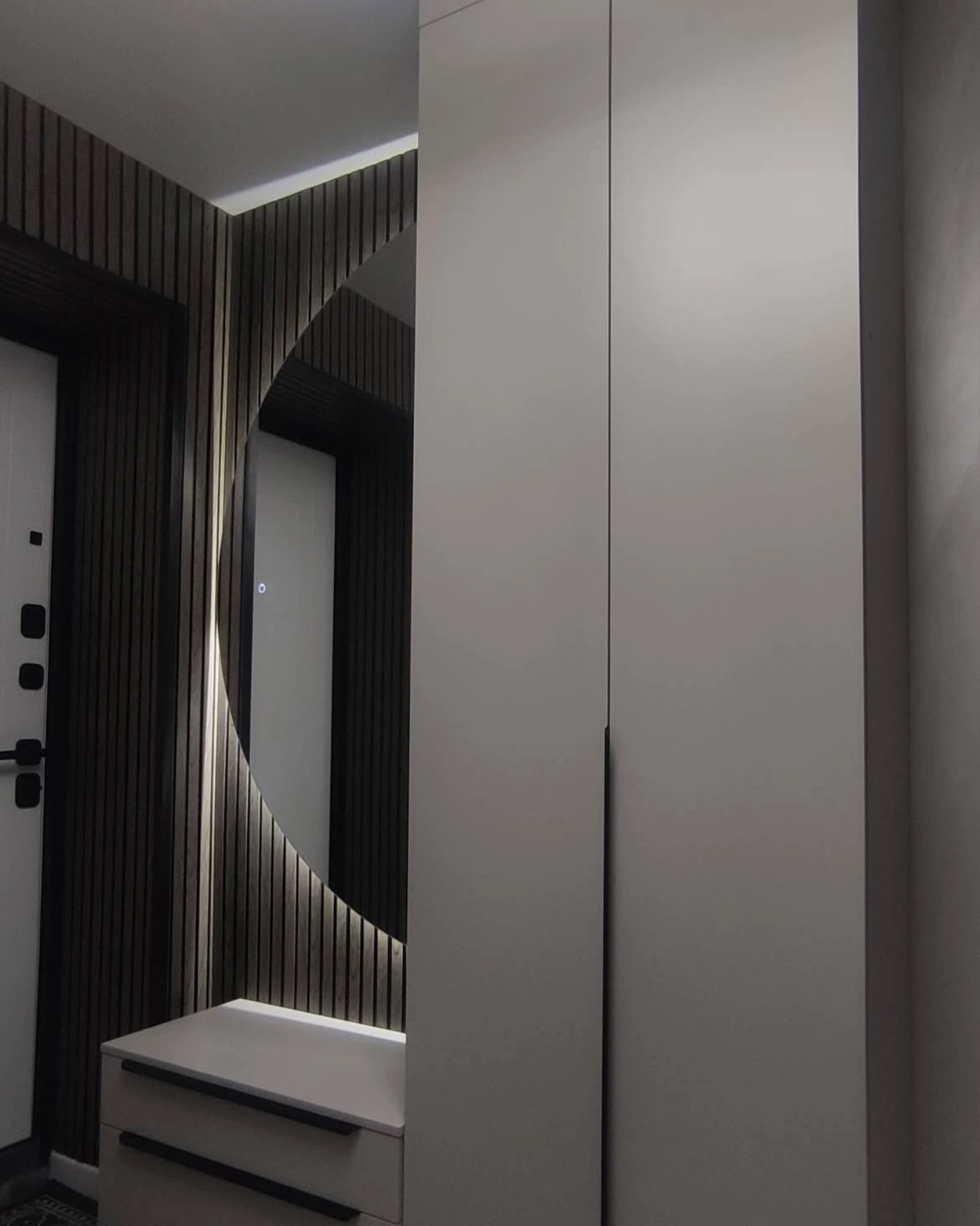Круглое зеркало с LED и рейки под дерево