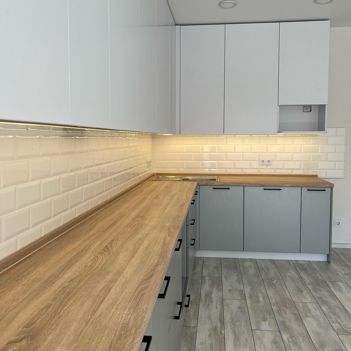 Рабочая зона с LED-подсветкой и угловой мойкой