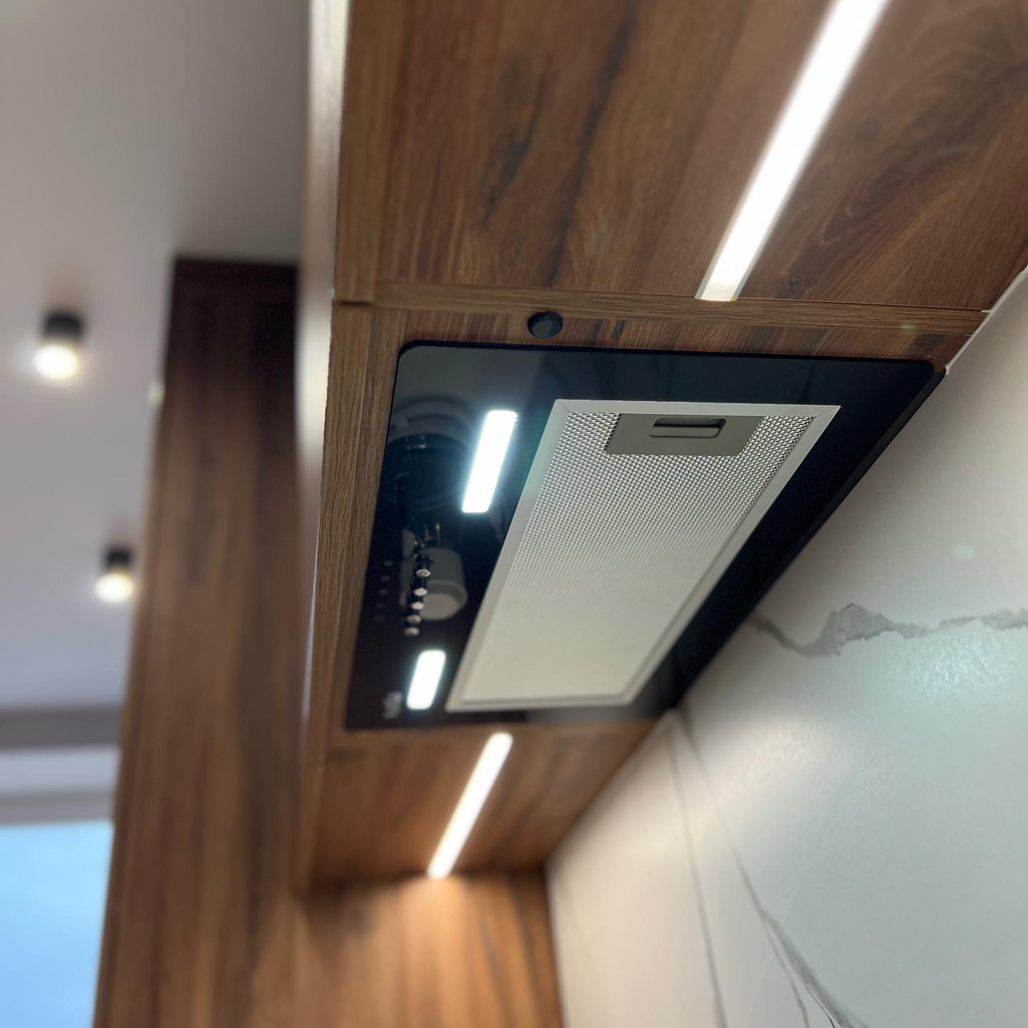 Встроенная вытяжка в деревянном коробе с LED-подсветкой